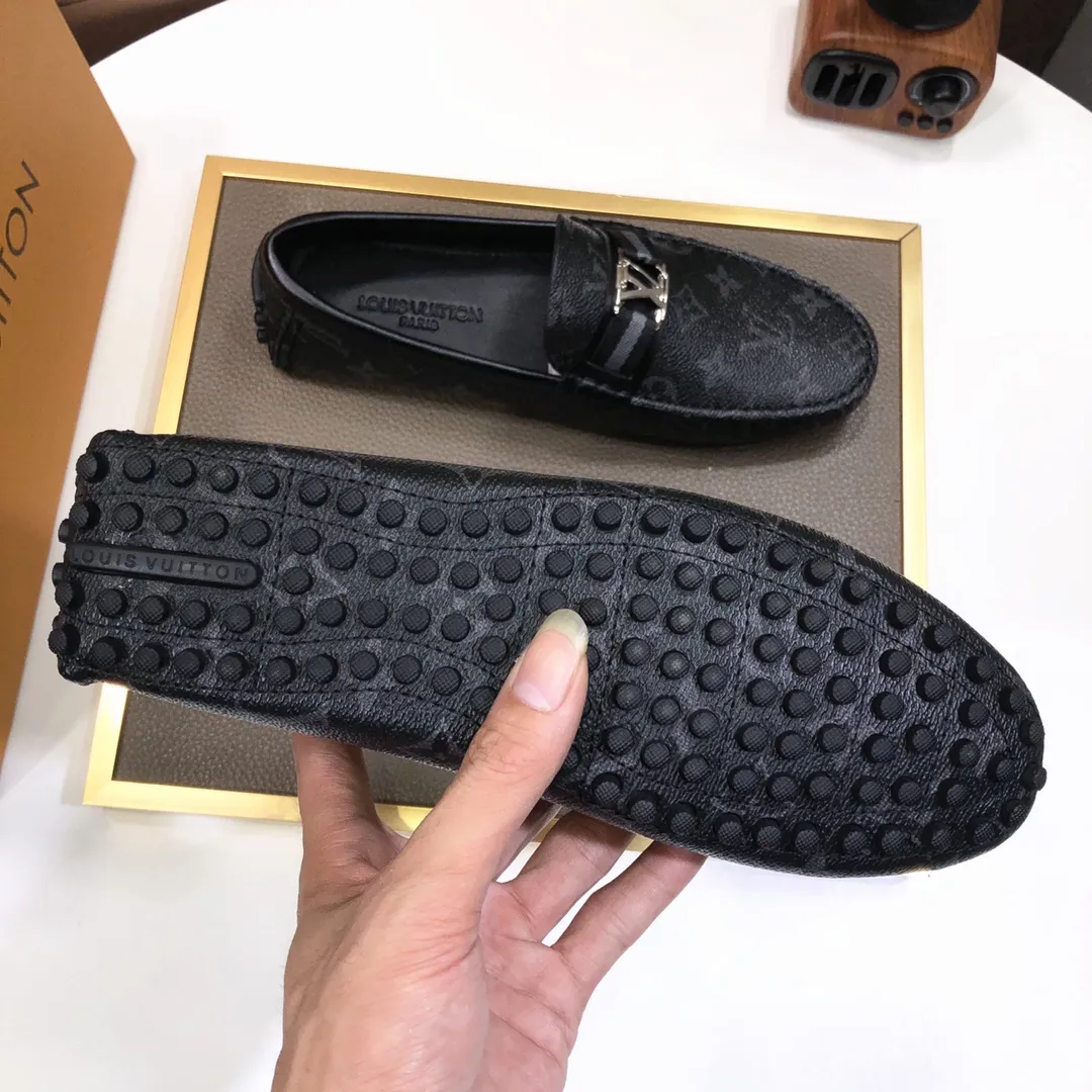 Men's men's shoes 💰420💰 [LV Doudou shoes] (water-dyed cowhide lining) new model is on the market, available on the official website. The new Doudou shoes are processed into single-color materials, and the uppers are made of imported special materials. The body of the shoe is fully hemmed with mark thread, and is lined with imported original cowhide leather. The elegant shoe shape is super suitable for all-matching, and the size is 38-44.